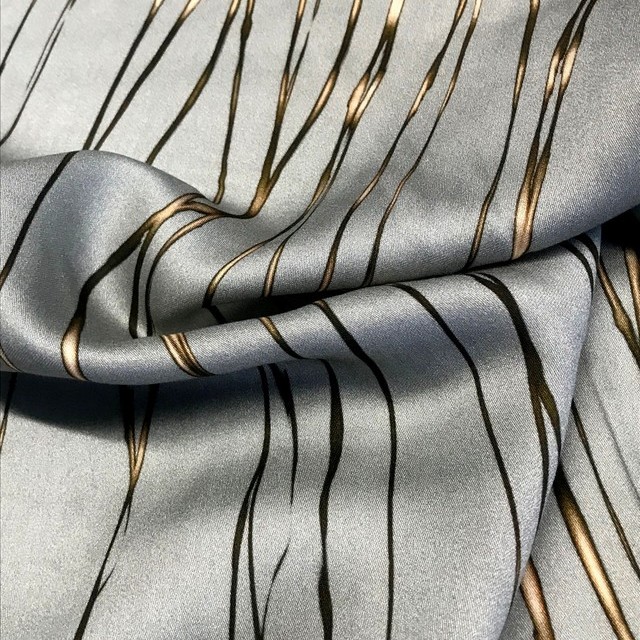 super schöner, softer 100% Viskose Print in Silber mit Erdton Streifen die an Zweige erinnern | Ansicht: super schöner, softer 100% Viskose Print in Silber mit Erdton Streifen die an Zweige erinnern