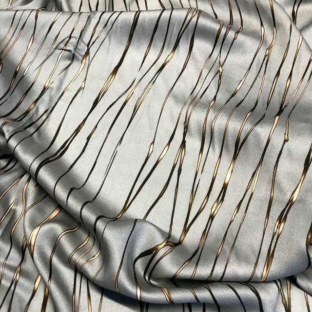 super schöner, softer 100% Viskose Print in Silber mit Erdton Streifen die an Zweige erinnern | Ansicht: super schöner, softer 100% Viskose Print in Silber mit Erdton Streifen die an Zweige erinnern