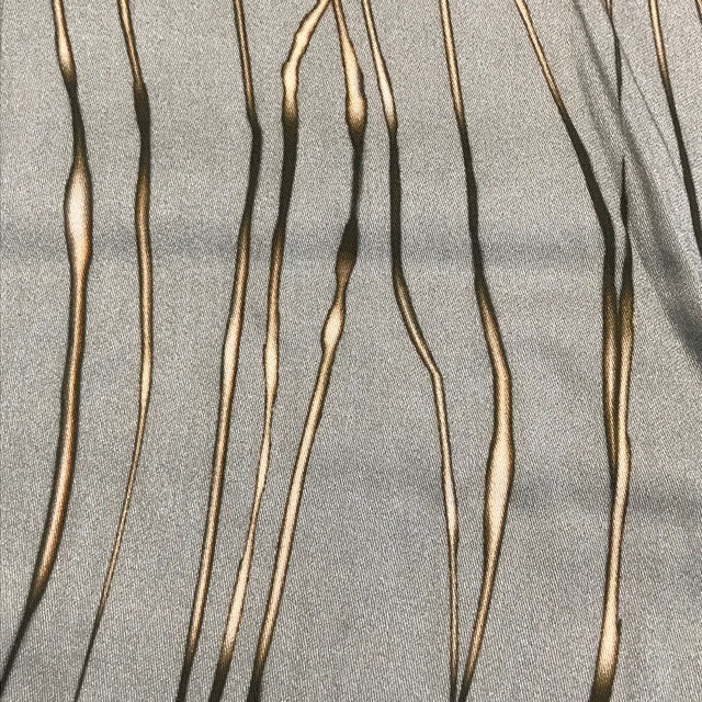 super schöner, softer 100% Viskose Print in Silber mit Erdton Streifen die an Zweige erinnern | Ansicht: super schöner, softer 100% Viskose Print in Silber mit Erdton Streifen die an Zweige erinnern