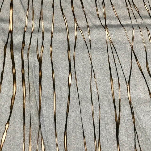 super schöner, softer 100% Viskose Print in Silber mit Erdton Streifen die an Zweige erinnern | Ansicht: super schöner, softer 100% Viskose Print in Silber mit Erdton Streifen die an Zweige erinnern