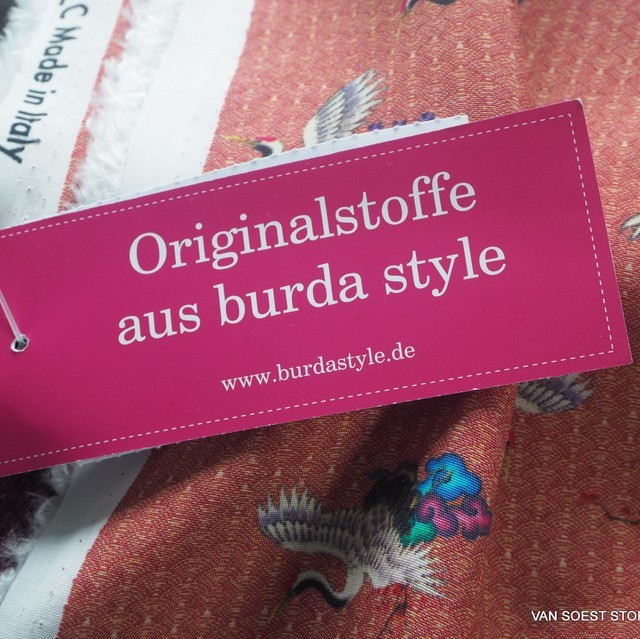 traditioneller Japanischer Kranich Print auf 100% Viskose - Burda Style | Ansicht: traditioneller Japanischer Kranich Print auf 100% Viskose - Burda Style