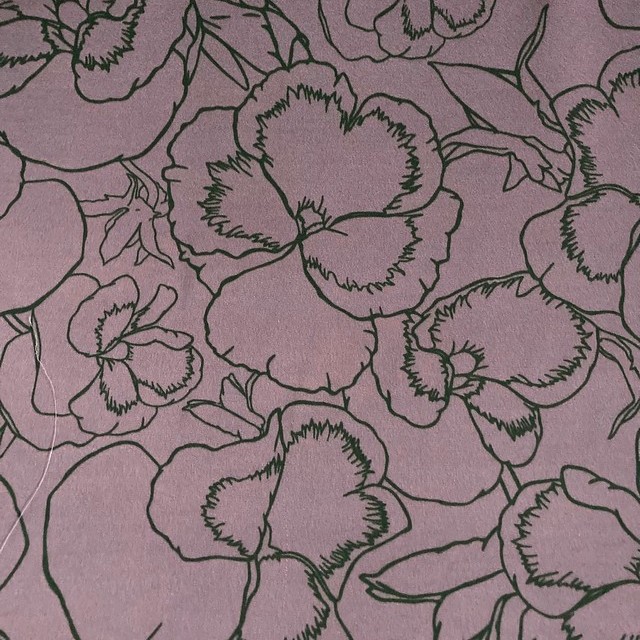 zarter Blumenprint in Grün Flieder auf leichtem Viskose Rayon Mix Satin