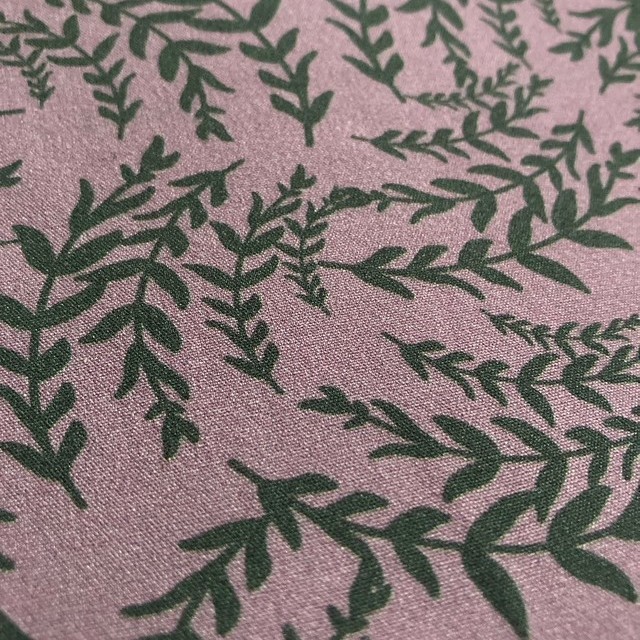 zarter Zweige&Blätterprint in Grün auf Flieder - 100% Viskose Krepp | Ansicht: zarter Zweige&Blätterprint in Grün auf Flieder - 100% Viskose Krepp