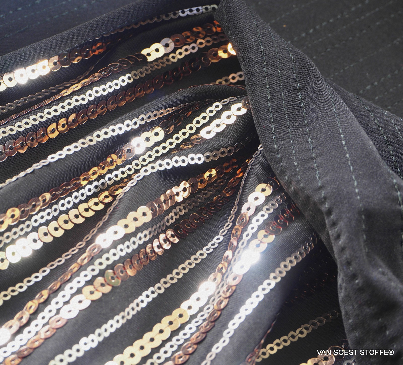 Gold Bronze Pailletten Streifen auf schwarzem High Stretch Gewirke, Embroidered lace & sequins